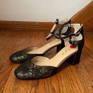Unisa NWOT Black and Metallic Gold Textured Lace Block Heel Ankle Strap Shoes